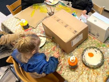 Børn maler på papkasser
